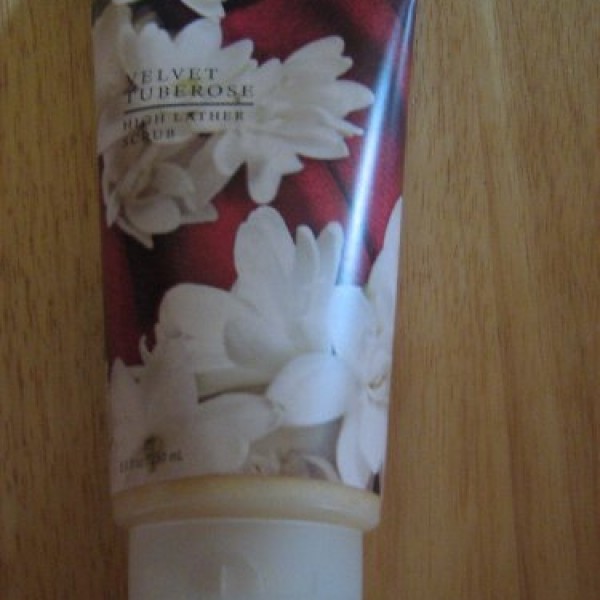 Bath & Body Works Pleasures Velvet Tuberose Hand Cream, 4 oz. (113 g)